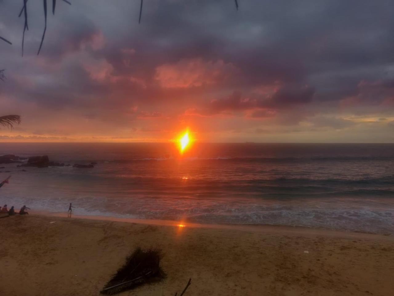 Villa Crocodile Beach Хиккадува Экстерьер фото